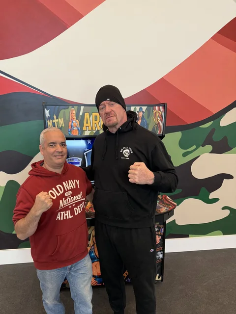 Dennis Riese with The Undertaker beside the UnderGAMER arcade